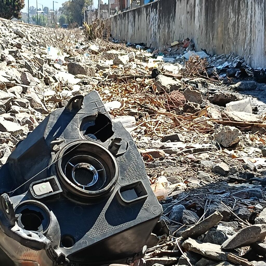 Aumenta basura en vía del tren en Colonia Industrial de Morelia-3