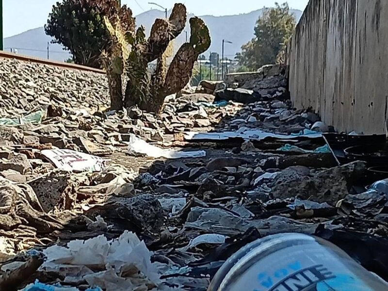 Aumenta basura en vía del tren en Colonia Industrial de Morelia
