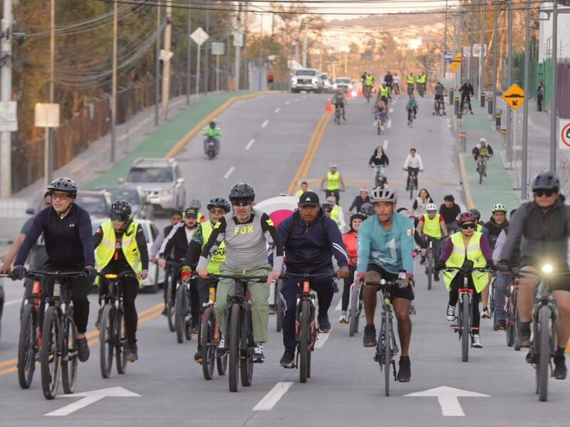 Bedolla estrena con rodada ciclista la ampliación de la av. Amalia Solórzano