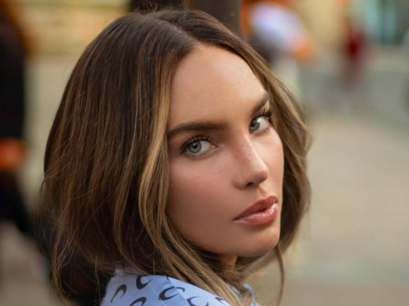Belinda posa con el elenco de Carlota