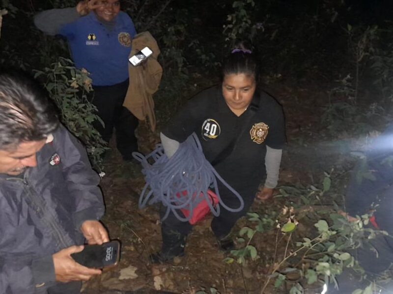 Bomberos de Zitácuaro rescatan con vida a ocho excursionistas extraviados en el cerro del Cacique