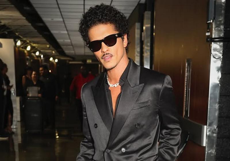 Bruno Mars rompe el silencio y revela la portada de su nuevo álbum solista tras casi una década