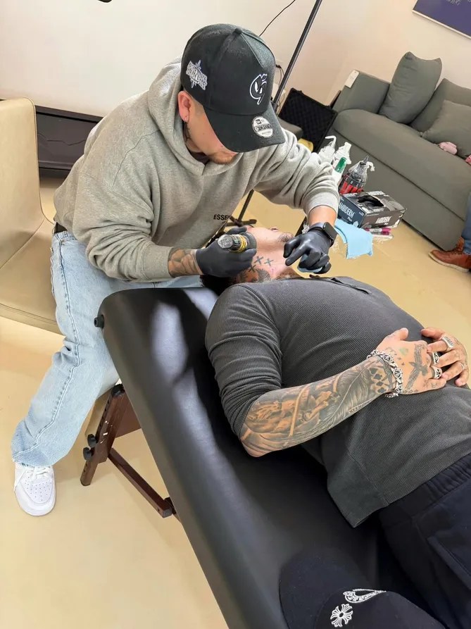 Christian Nodal estrena nuevo tatuaje