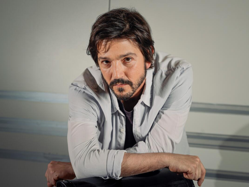 Diego Luna alerta sobre ICE y amenazas internacionales durante Globos de Oro