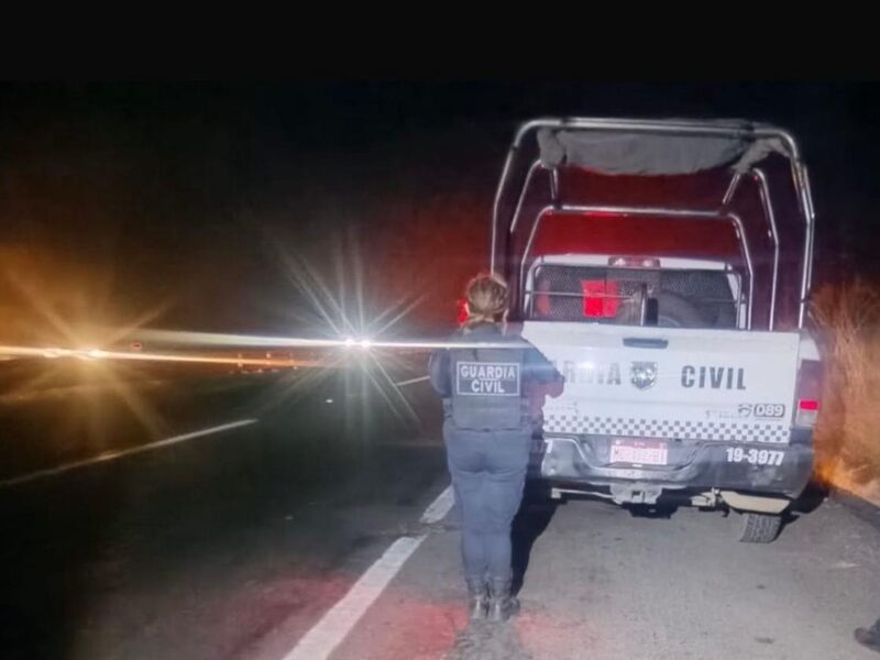 En operativo, Guardia Civil recupera tráiler retenido por normalistas de “Tiri”