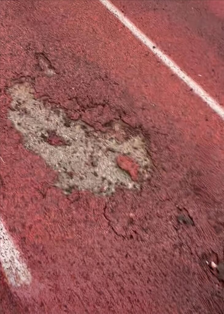 Exhiben deterioro y riesgo en la pista del Venustiano Carranza-2