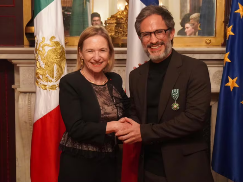 Francia condecora a Gael García Bernal: el actor recibe la Orden de las Artes y las Letras