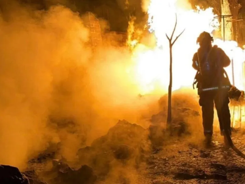 Incendio arrasa con bodega de plásticos en Tangancícuaro; uso de pirotecnia, sería la causa