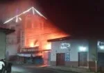 Incendio arrasa con florería y parte de un estacionamiento en Uruapan