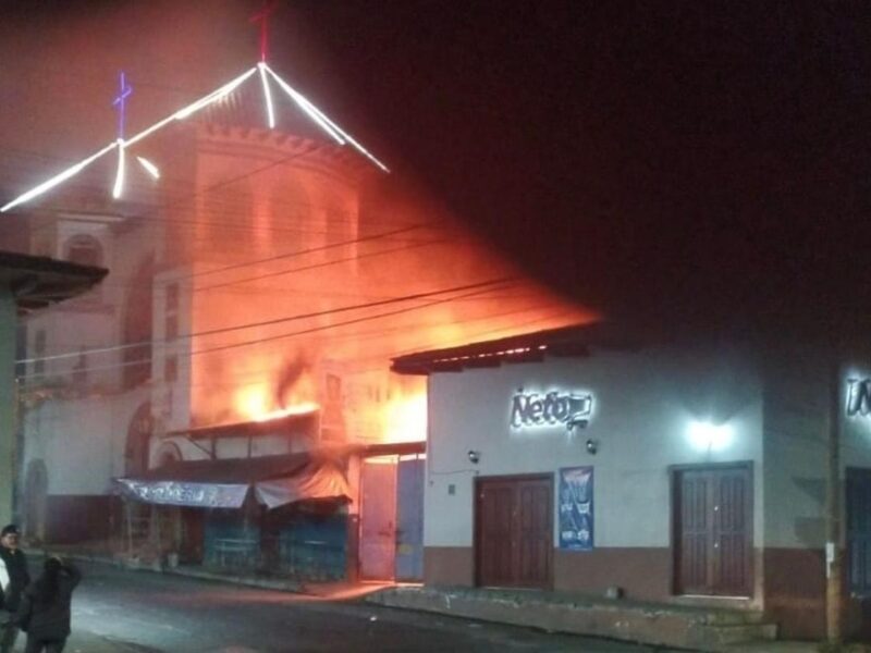 Incendio arrasa con florería y parte de un estacionamiento en Uruapan
