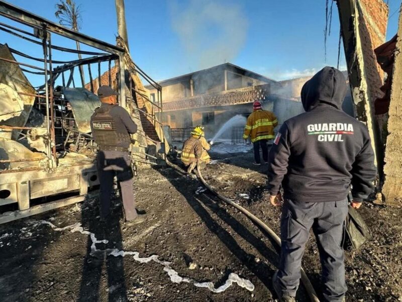 Incendio arrasa con ocho vehículos y daña seis casas en La Piedad; no se reportan víctimas mortales