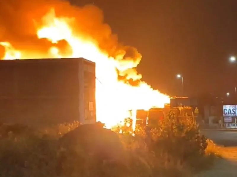 Incendio arrasa con una bodega de tarimas en La Quemada, Morelia