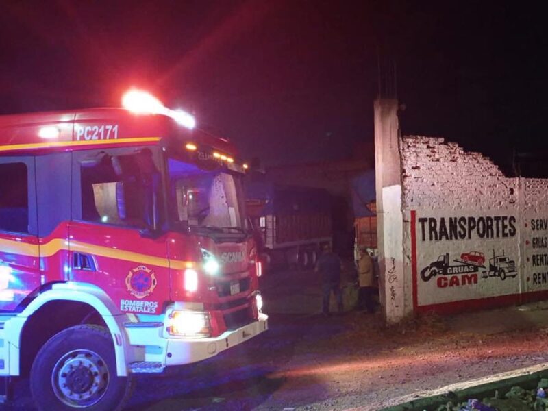 Incendio en taller mecánico en Morelia, deja cinco vehículos afectados
