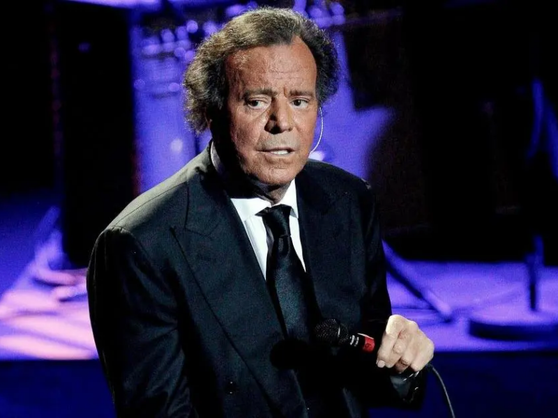 Julio Iglesias demandaría a eldiario.es y Univision por 200 MDD, tras el archivo de la denuncia en su contra