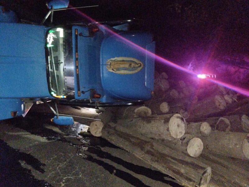 Le explotan dos neumáticos y vuelca tráiler en la Zitácuaro-Morelia