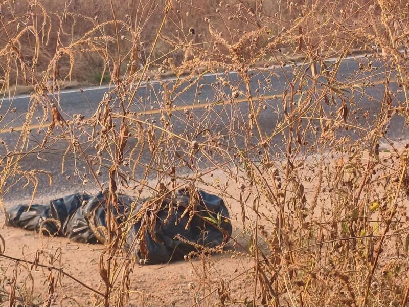 Localizan cadáver de hombre envuelto en plástico en la carretera Tepalcatepec-Buenavista