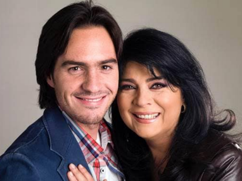 Mauricio Ochmann reacciona a confesión viral de Victoria Ruffo sobre sus besos