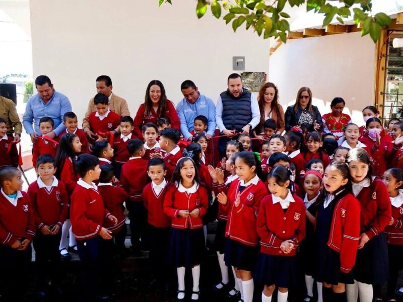 Mónica Valdez entrega sanitarios en primaria Ignacio Zaragoza Zacapu 1