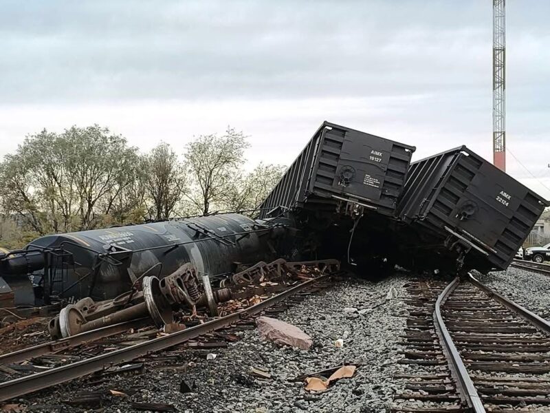 Ocho vagones de un tren se descarrilaron en Agua Zarca, Sonora