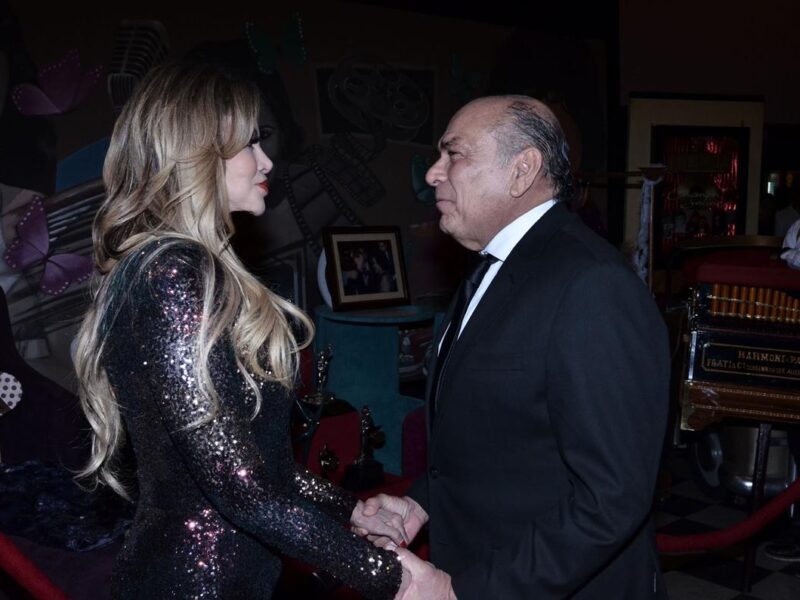 Padre de Checo Pérez niega orden de restricción por parte de Lucía Méndez y presenta a su nueva novia