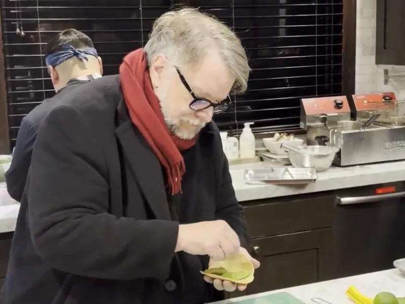 Palomazo y tacos: Guillermo del Toro canta “México lindo y querido” en el Festival de Sundance
