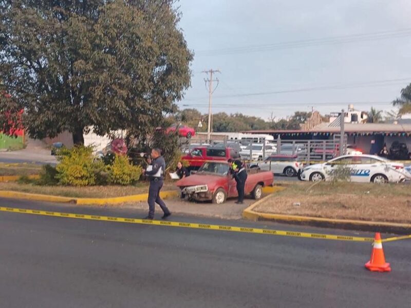 Pierde la vida hombre de la tercera edad mientras conducía su camioneta en Uruapan