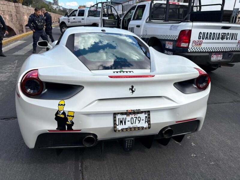 Piezas arqueológicas y un arma se hallaron al interior del Ferrari con reporte de robo en Morelia