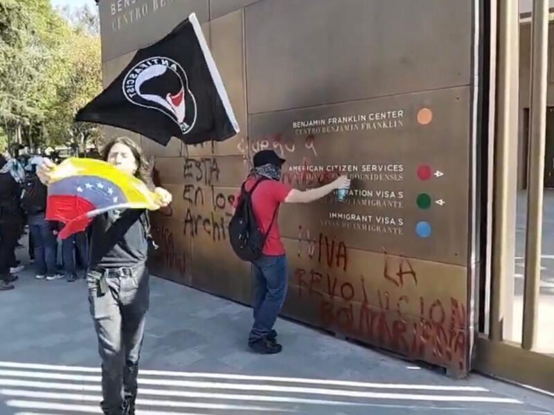 Protestan afuera de la embajada de EU en México por la captura de Maduro