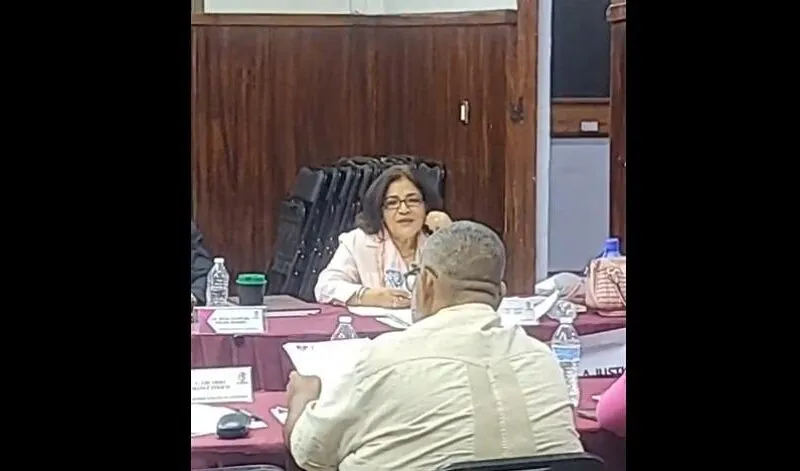 Regidora denuncia violencia política y agresión física tras exhibir obras irregulares en Apatzingán