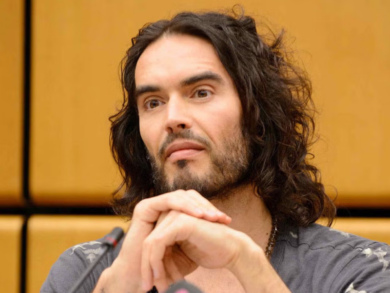 Russell Brand regresa a la corte británica: dos nuevos cargos de violación y agresión sexual en 2026