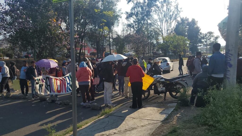 Trabajadores rurales de la educación bloquearon vialidad en Morelia-2