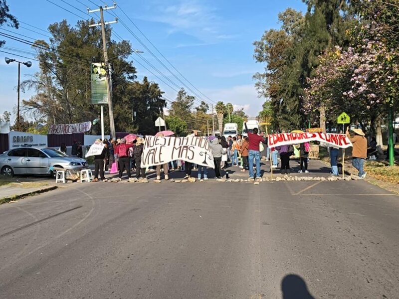 Trabajadores rurales de la educación bloquearon vialidad en Morelia