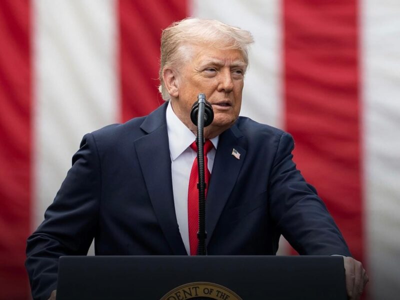 Trump anuncia ataques a cárteles que "controlan" México
