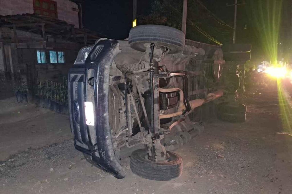 Vuelca camioneta con maíz en carretera Zitácuaro–Morelia 1