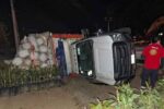 Vuelca camioneta con costales de maíz sobre la carretera Zitácuaro–Morelia