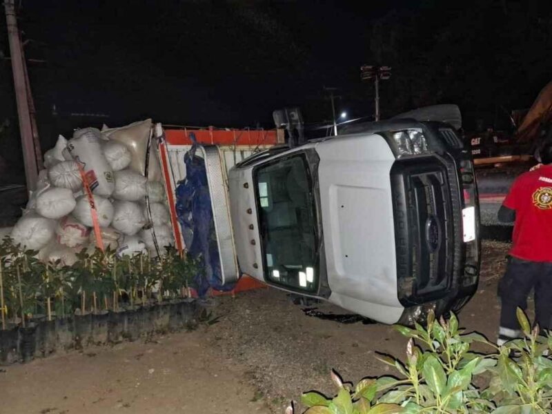 Vuelca camioneta con maíz en carretera Zitácuaro–Morelia