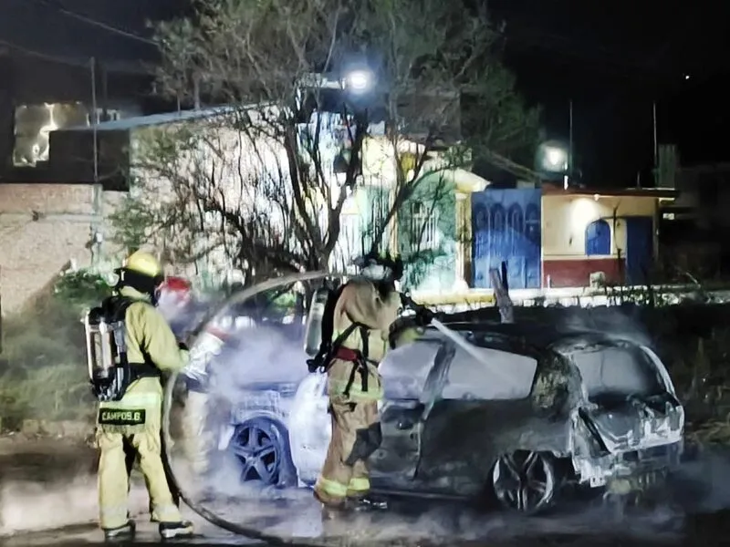 Arde automóvil en el centro de Purépero; se presume falla mecánica