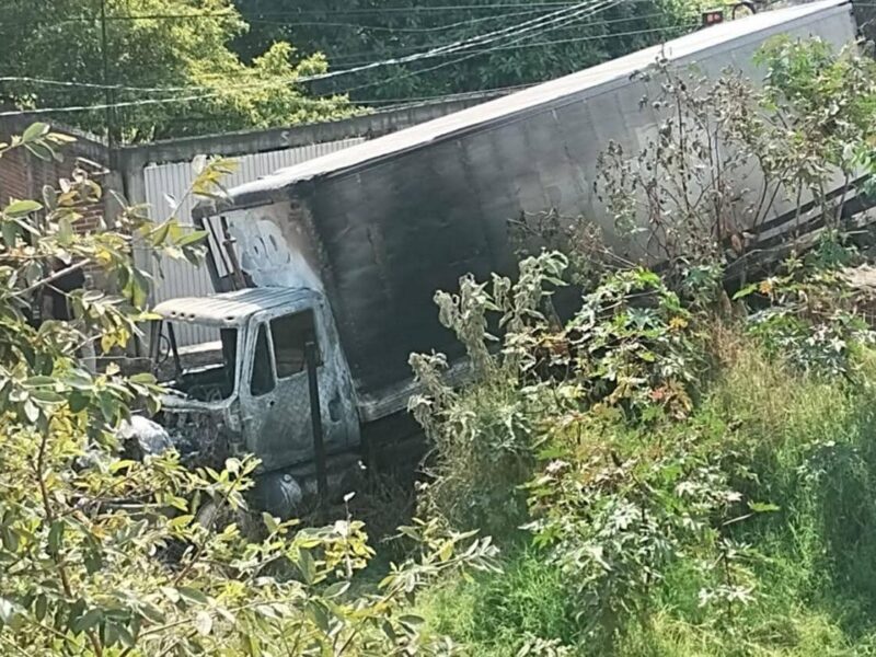 Arde camión de aguacate por falla mecánica en Uruapan; conductor alcanzó a salir de la cabina
