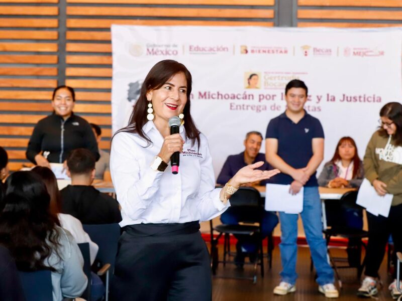 Beca Gertrudis Bocanegra muestra del compromiso con la educación: Gabriela Molina