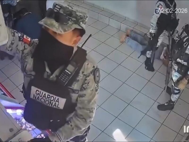 Cámaras captan a elementos de la Guardia Nacional en presunto robo de 400 mil pesos a negocio