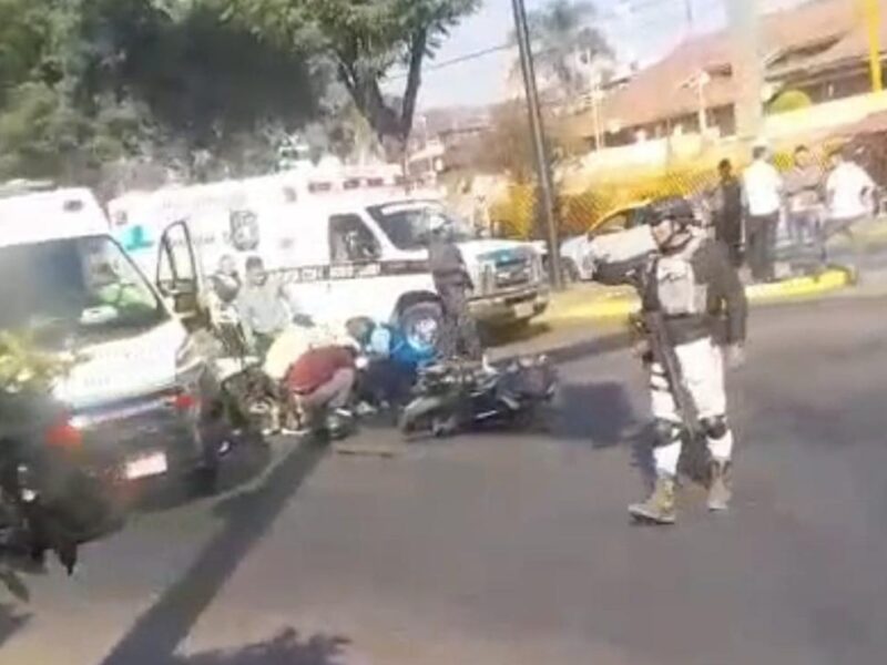 Camioneta impacta a un motociclista