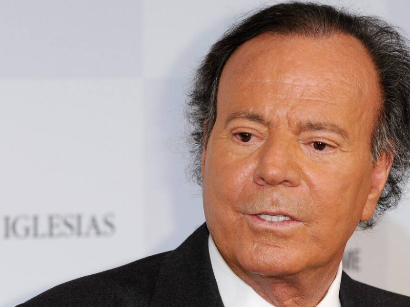Demanda de exempleados contra Julio Iglesias avanza en Corte Laboral de República Dominicana