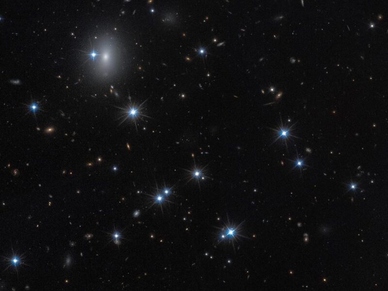 Descubren galaxia “fantasma” casi invisible formada por materia oscura