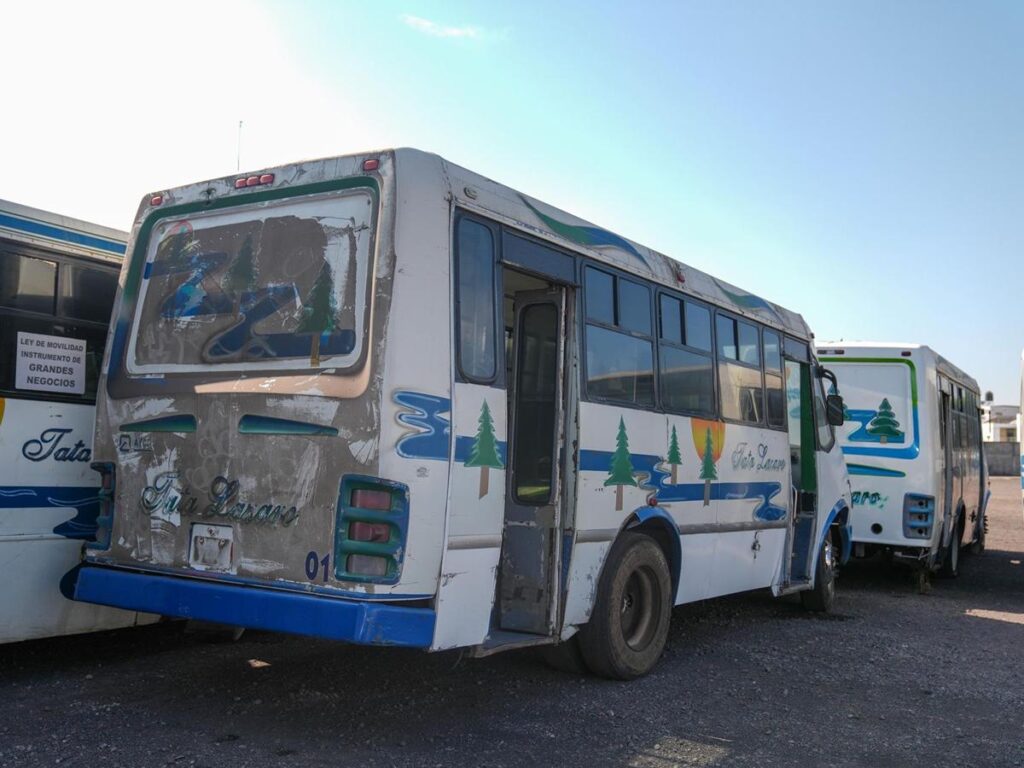 Desecha Sedum autobuses viejos de Uruapan-2