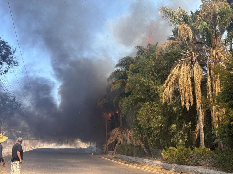 Domicilio y camioneta se incendian en Téjaro; se desconocen los motivos