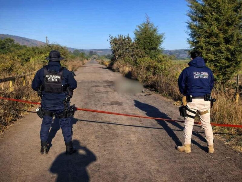 Dos personas asesinadas fueron localizadas en carretera de Tangamandapio, Michoacán
