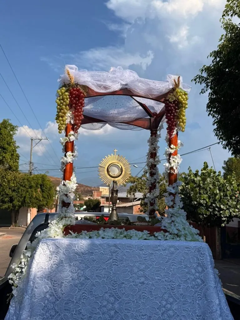 En procesión con el Santísimo, habitantes de Aguililla salen a las calles para pedir paz-1