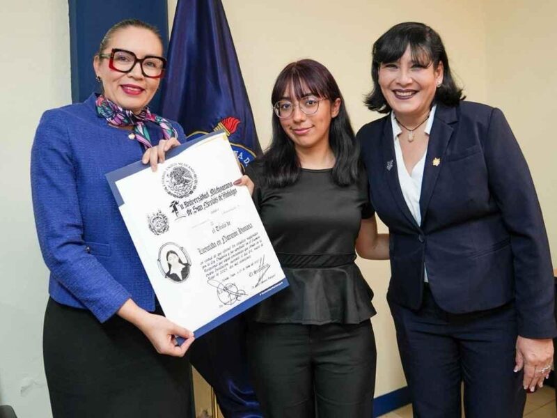 Entrega masiva de Títulos; Yarabí Ávila convoca a poner en alto el nombre de la UMSNH