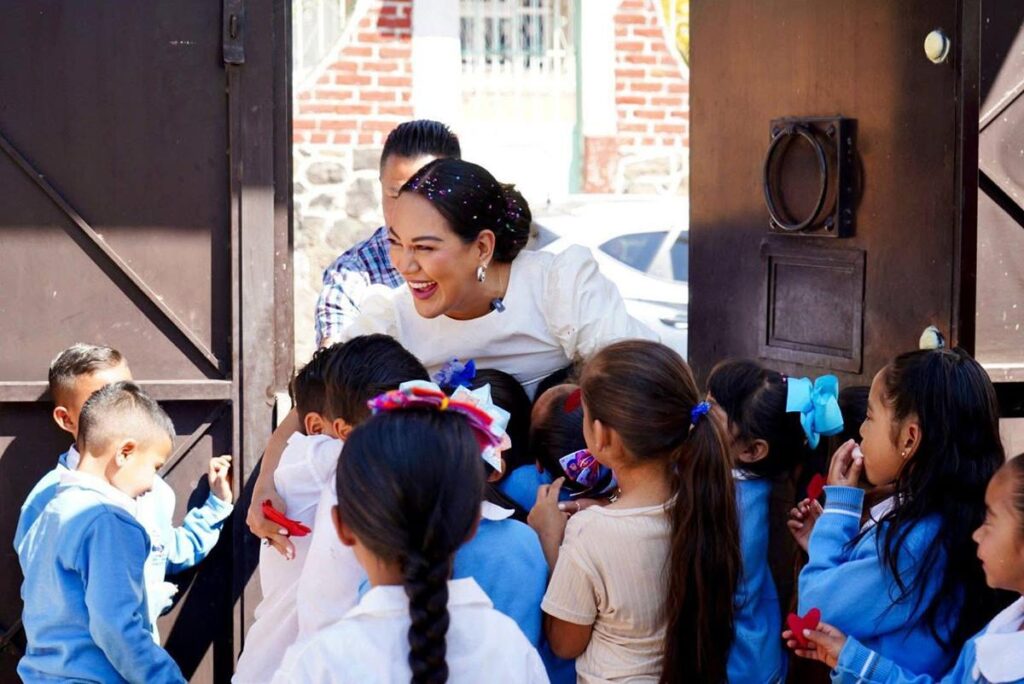 Entrega Mónica Valdez obra de rehabilitación en primaria Lázaro Cárdenas, en El Pueblito-1