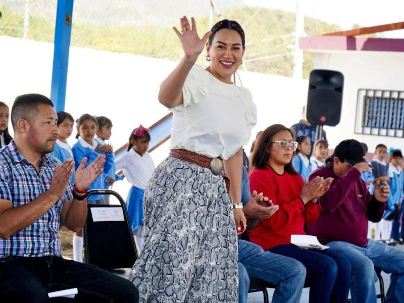 Entrega Mónica Valdez obra de rehabilitación en primaria Lázaro Cárdenas, en El Pueblito